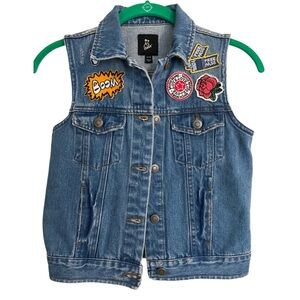 Art Class denim vest with patches.  Girls Medium